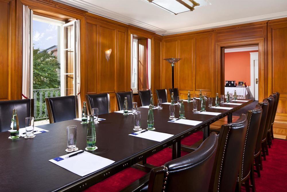 Hotel Elephant Weimar, Autograph Collection Ngoại thất bức ảnh The boardroom at the London School of Economics