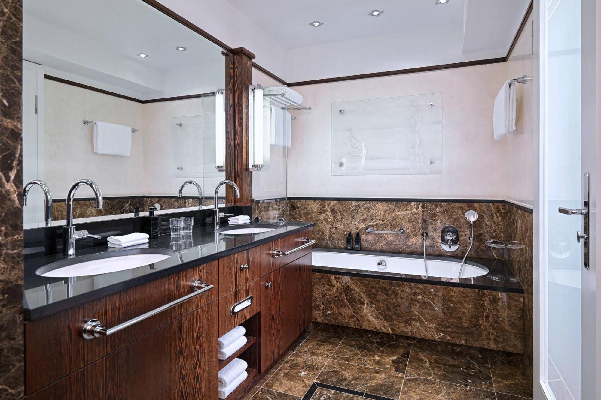 Hotel Elephant Weimar, Autograph Collection Ngoại thất bức ảnh Bathroom