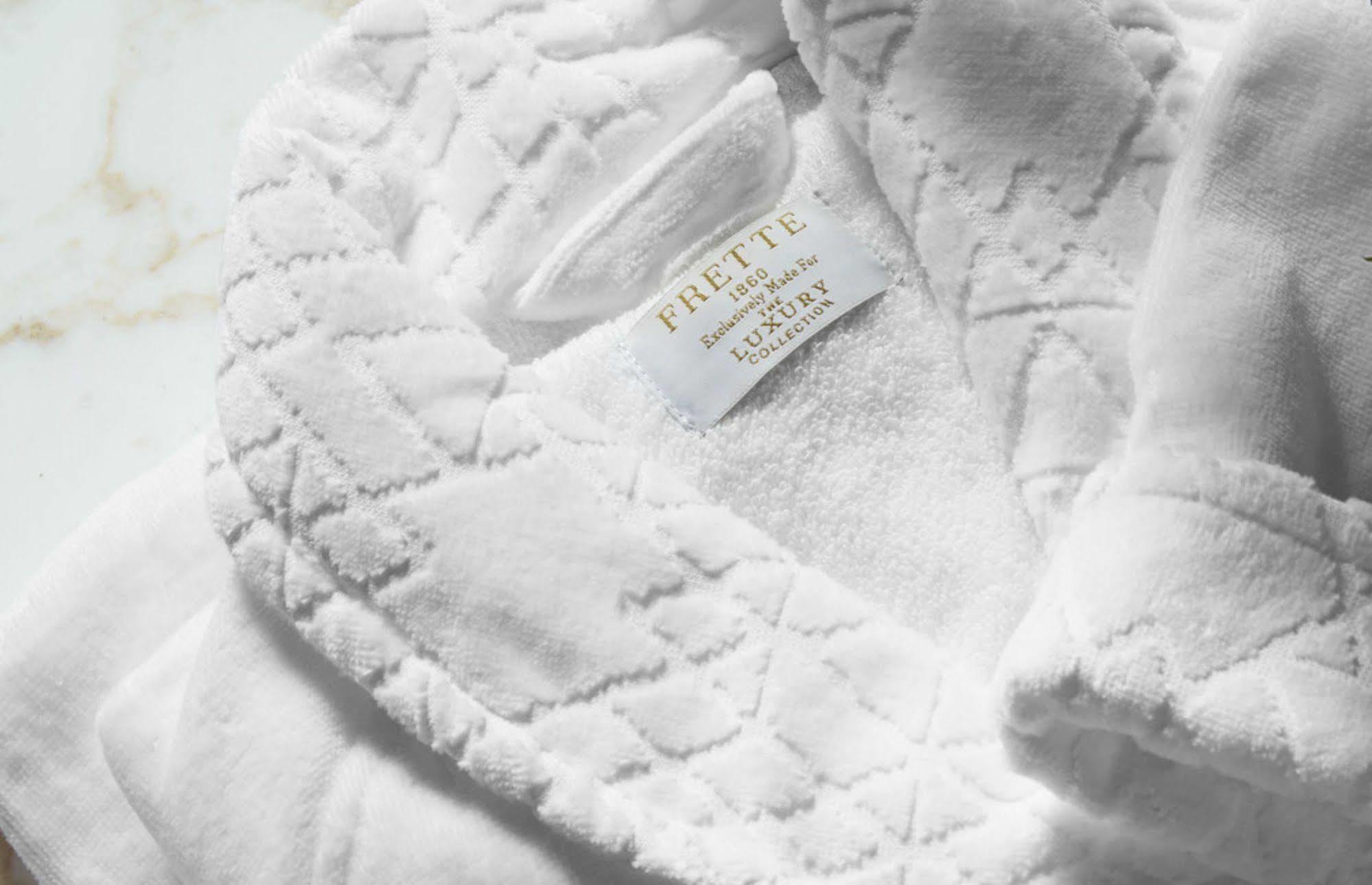 Hotel Elephant Weimar, Autograph Collection Ngoại thất bức ảnh A bathrobe